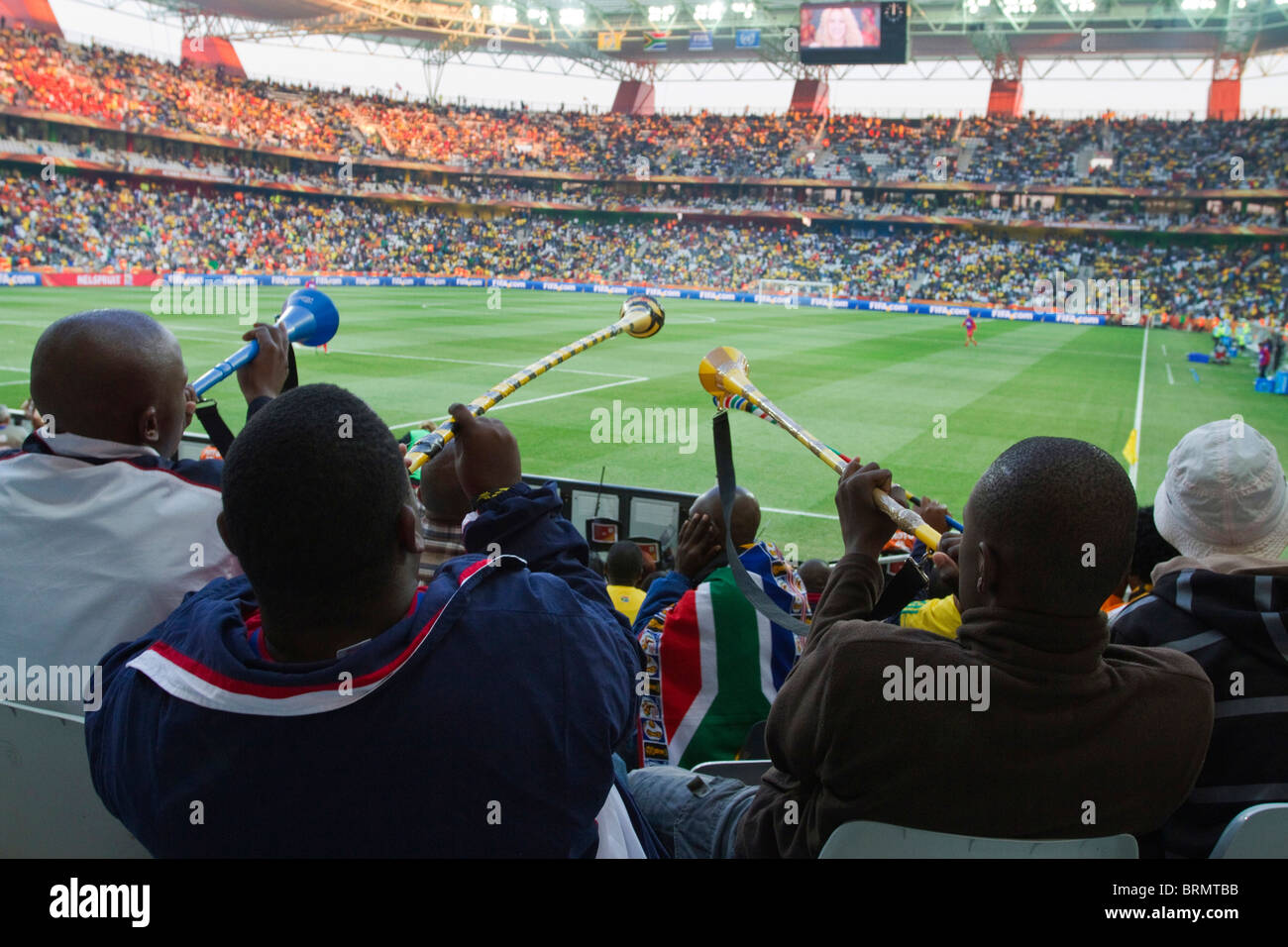 Vista posteriore di un calcio sostenitori soffiando vuvuzelas durante la Coppa del Mondo 2010 Foto Stock