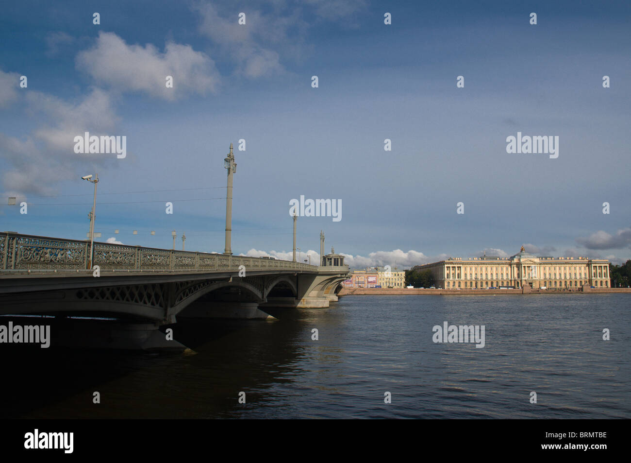 La maggior parte Leytenanta Shmidta bridge e il Palazzo Mensikov dal fiume Neva central st Pietroburgo Russia Europa Foto Stock