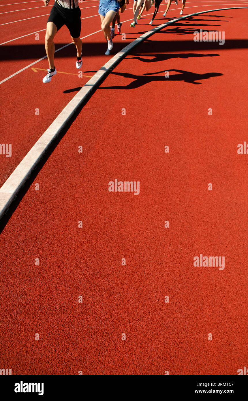 Le ombre dei corridori durante la 800m durante la gara su pista all'aperto e il campo della concorrenza Foto Stock