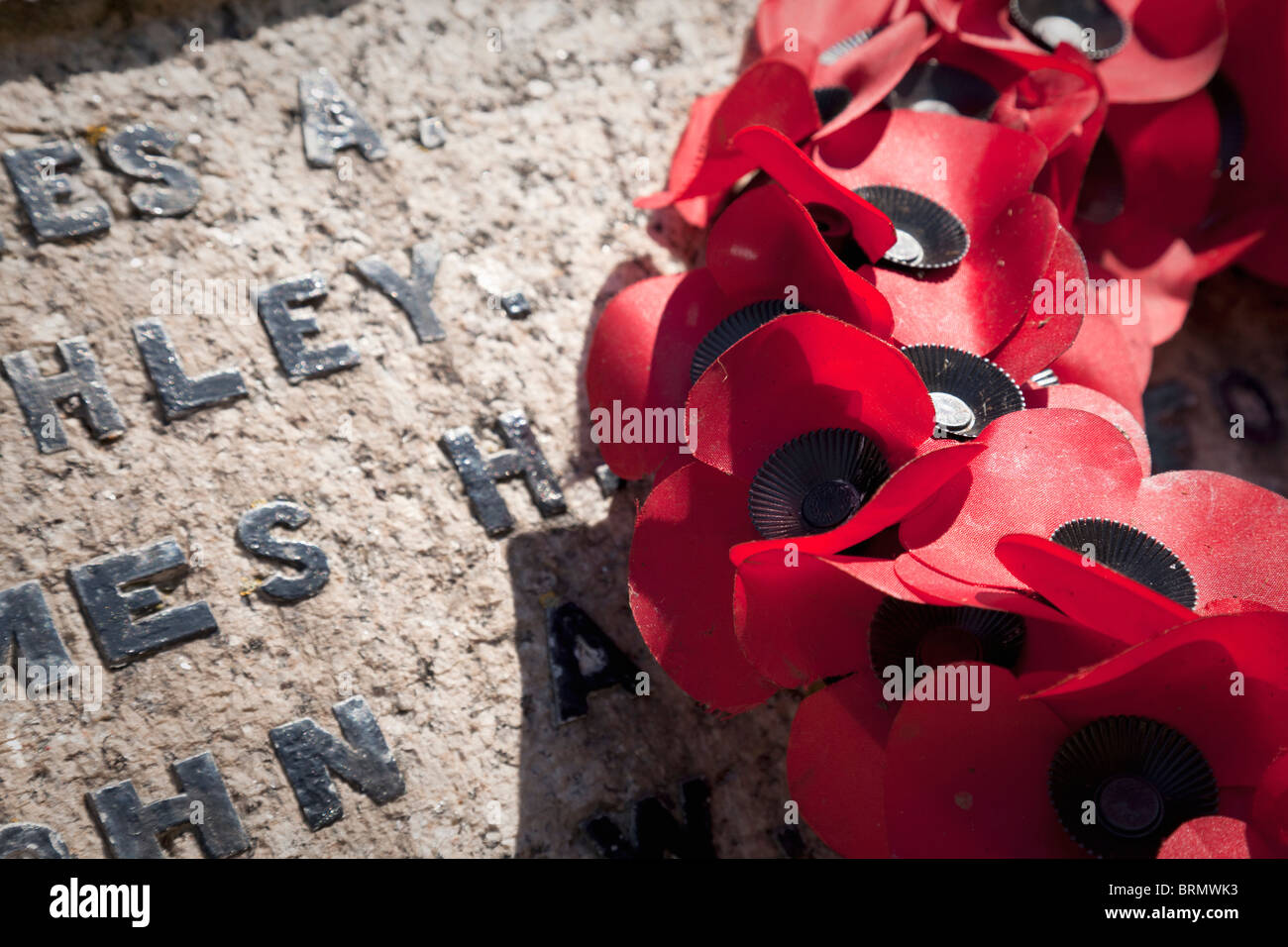 Monumento alla guerra di pietra e tributo ai Lifeboatmen che hanno perso la vita nel Disaster 1916 (dettaglio), Salcombe, South Hams, Devon, Inghilterra, REGNO UNITO Foto Stock