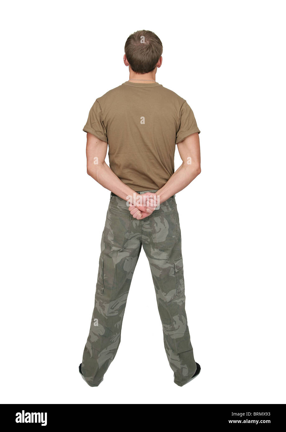 Montare un soldato attraente in un marrone tshirt con dogtags mezza lunghezza ritratto su bianco Foto Stock