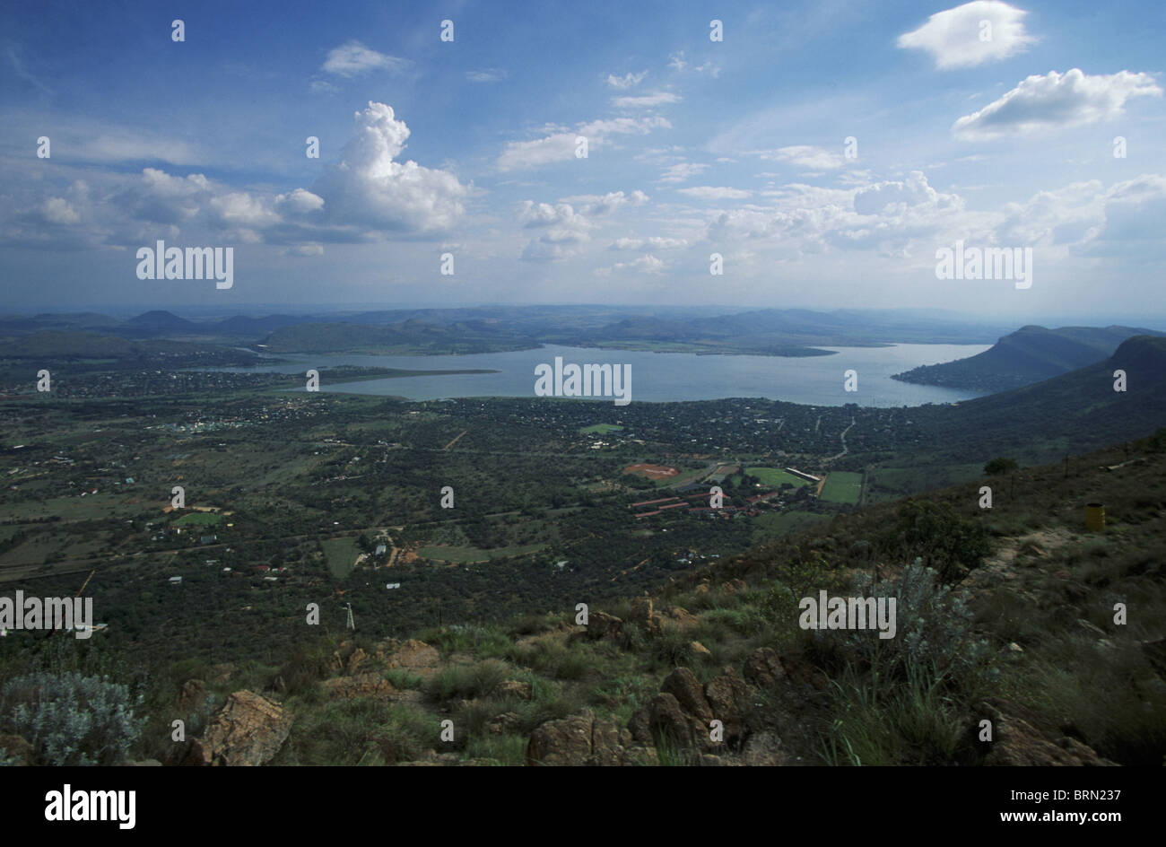 La diga Hartebeespoort e Schoemansville città vista dal di sopra della stazione della funivia di Magaliesberg Foto Stock