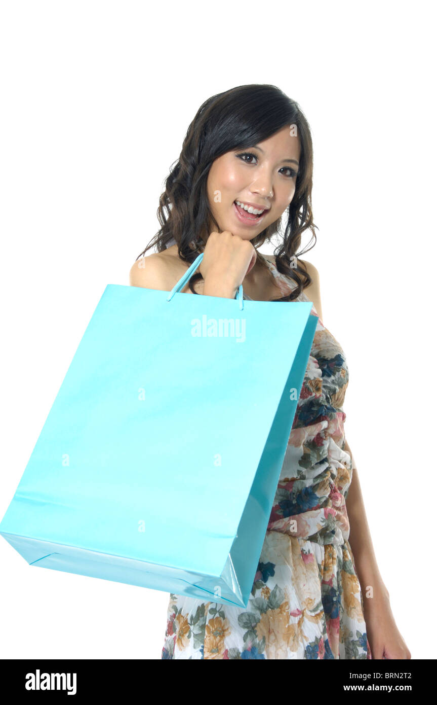La donna il trasporto delle borse della spesa e sorridente Foto Stock