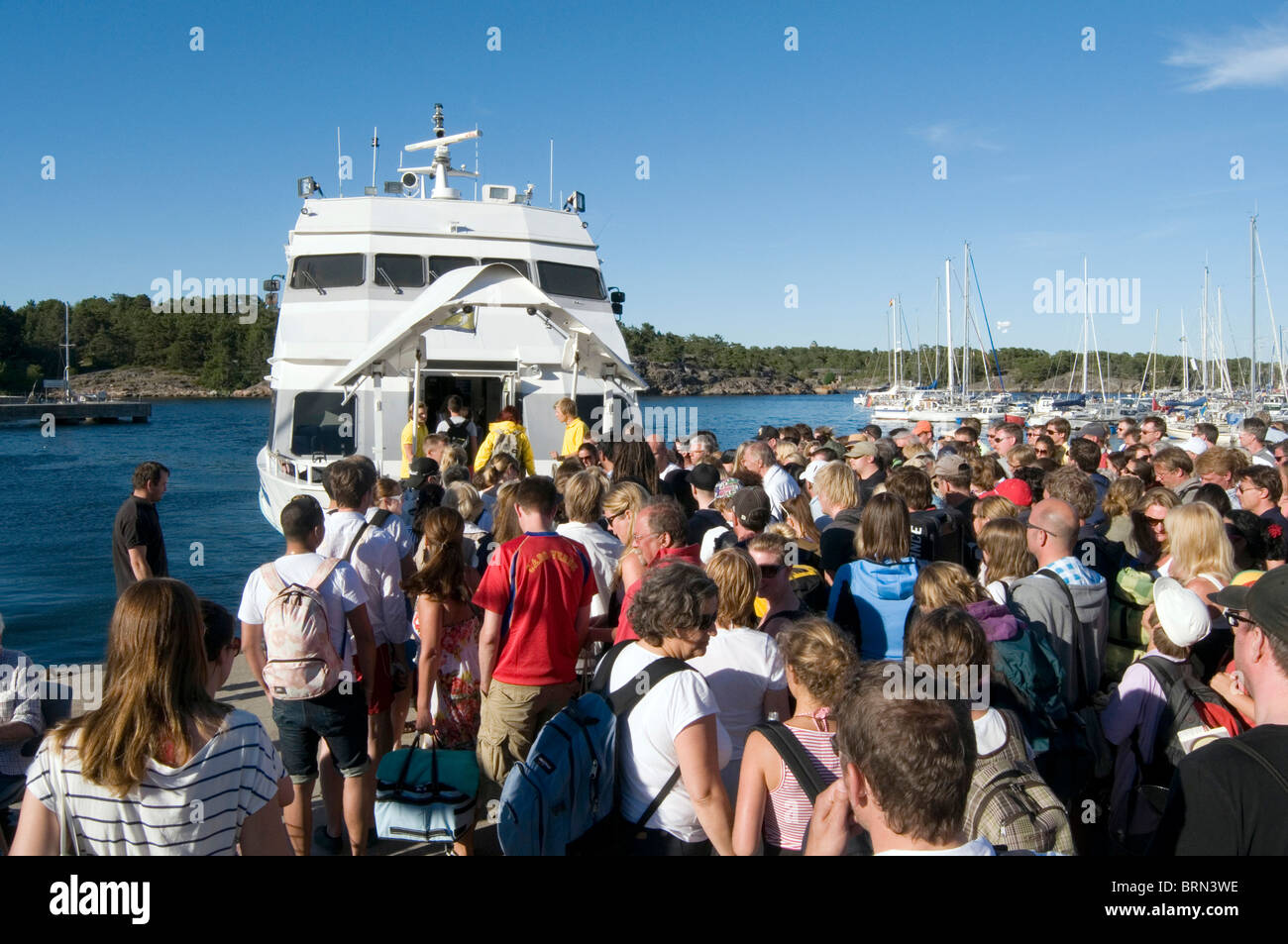 Traghetto traghetti a Stoccolma gli arcipelaghi delle isole Arcipelago isola sperando passeggeri passeggeri turisti turismo sandhamn ride sw Foto Stock
