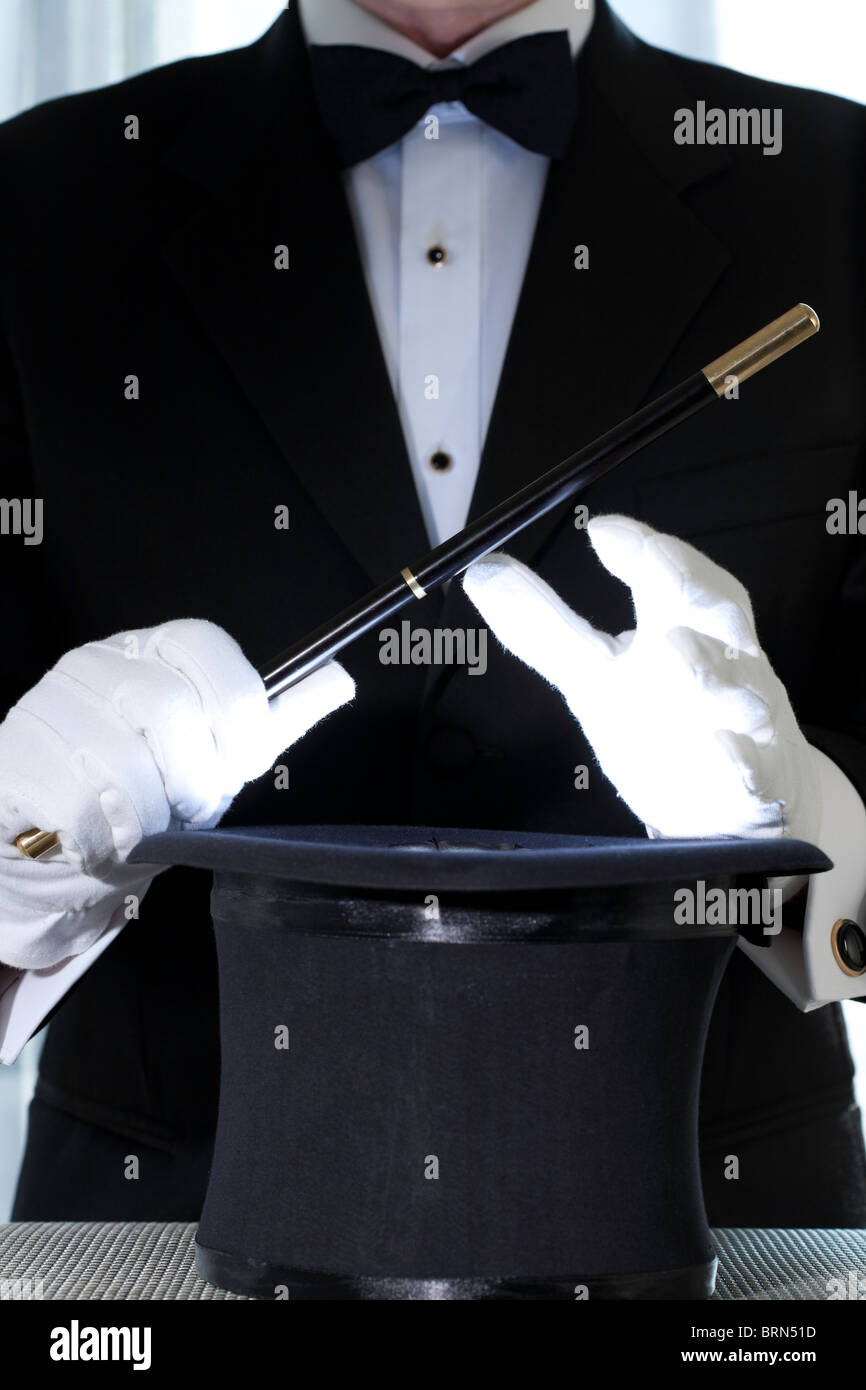 Mago eseguendo con Top Hat ed emulazione penna ottica Foto Stock