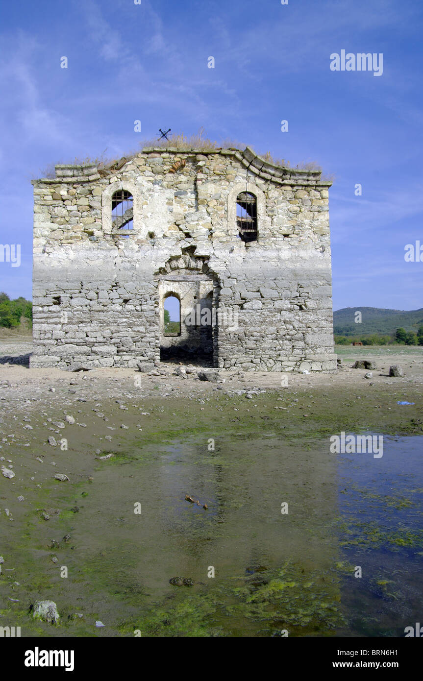 Chiesa Ortodossa che la primavera meteo rimane sotto l'acqua del lago. Foto Stock
