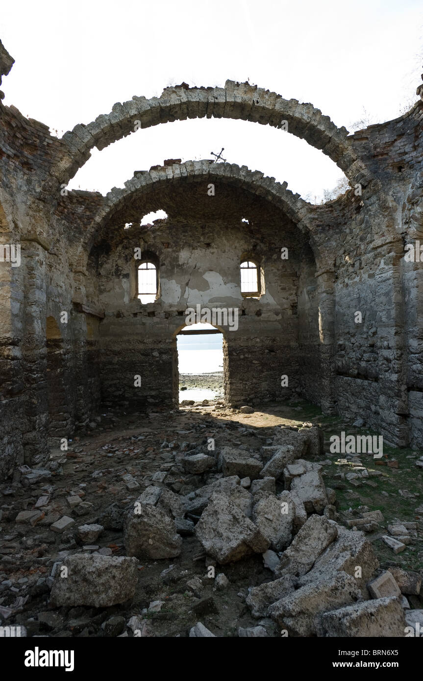 Chiesa Ortodossa che la primavera meteo rimane sotto l'acqua del lago. Foto Stock
