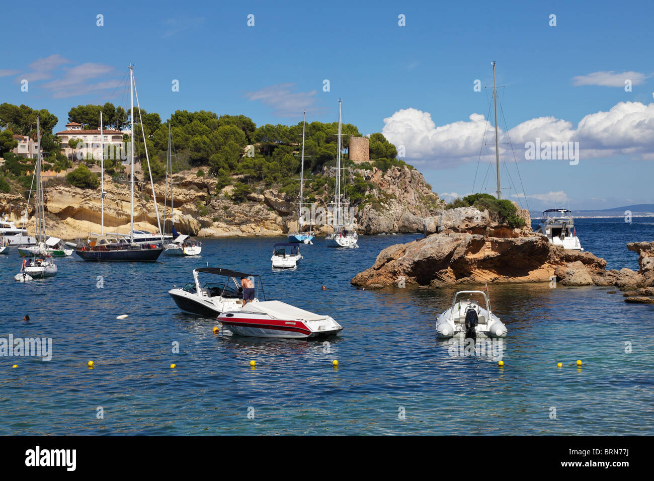 L'ESP Spagna Baleari Maiorca Portals Vells bay barca rock water sea cloud blu cielo idyl idilliaco ancoraggio ancoraggio sun estate Foto Stock