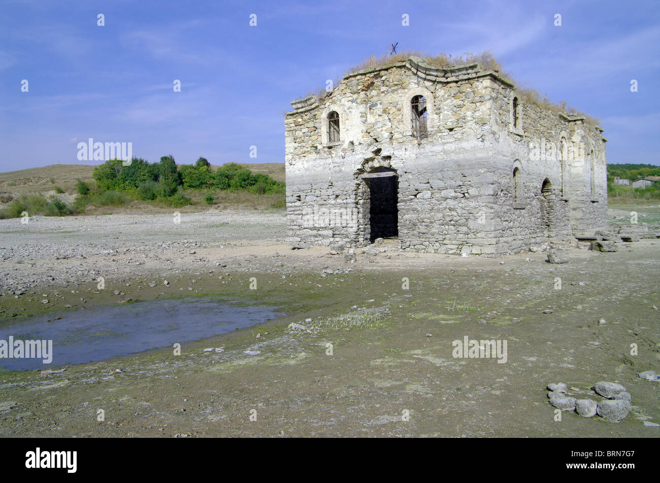 Chiesa Ortodossa che la primavera meteo rimane sotto l'acqua del lago. Foto Stock
