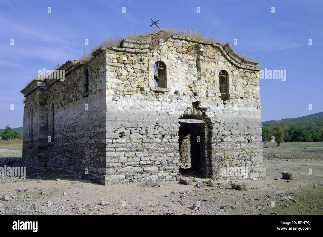 Chiesa Ortodossa che la primavera meteo rimane sotto l'acqua del lago. Foto Stock