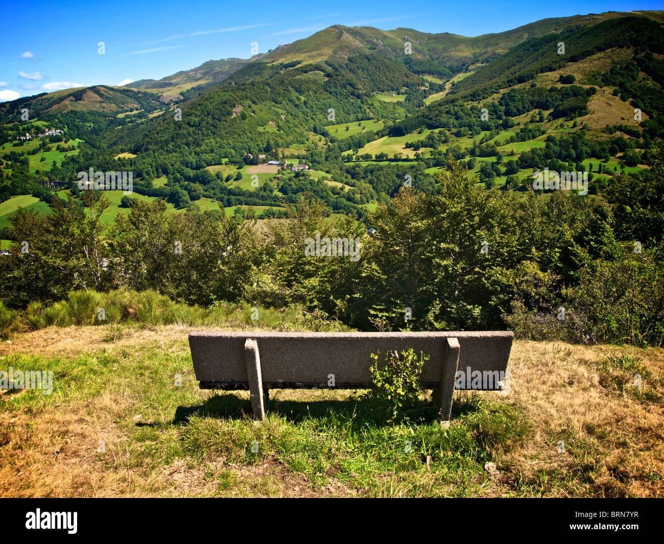 Panca che si affaccia sulle montagne del Cantal, regione Auvergne, Francia. Foto Stock