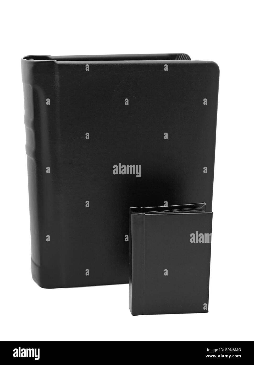 Uno grande e uno piccolo nero libri corrispondenti Foto Stock