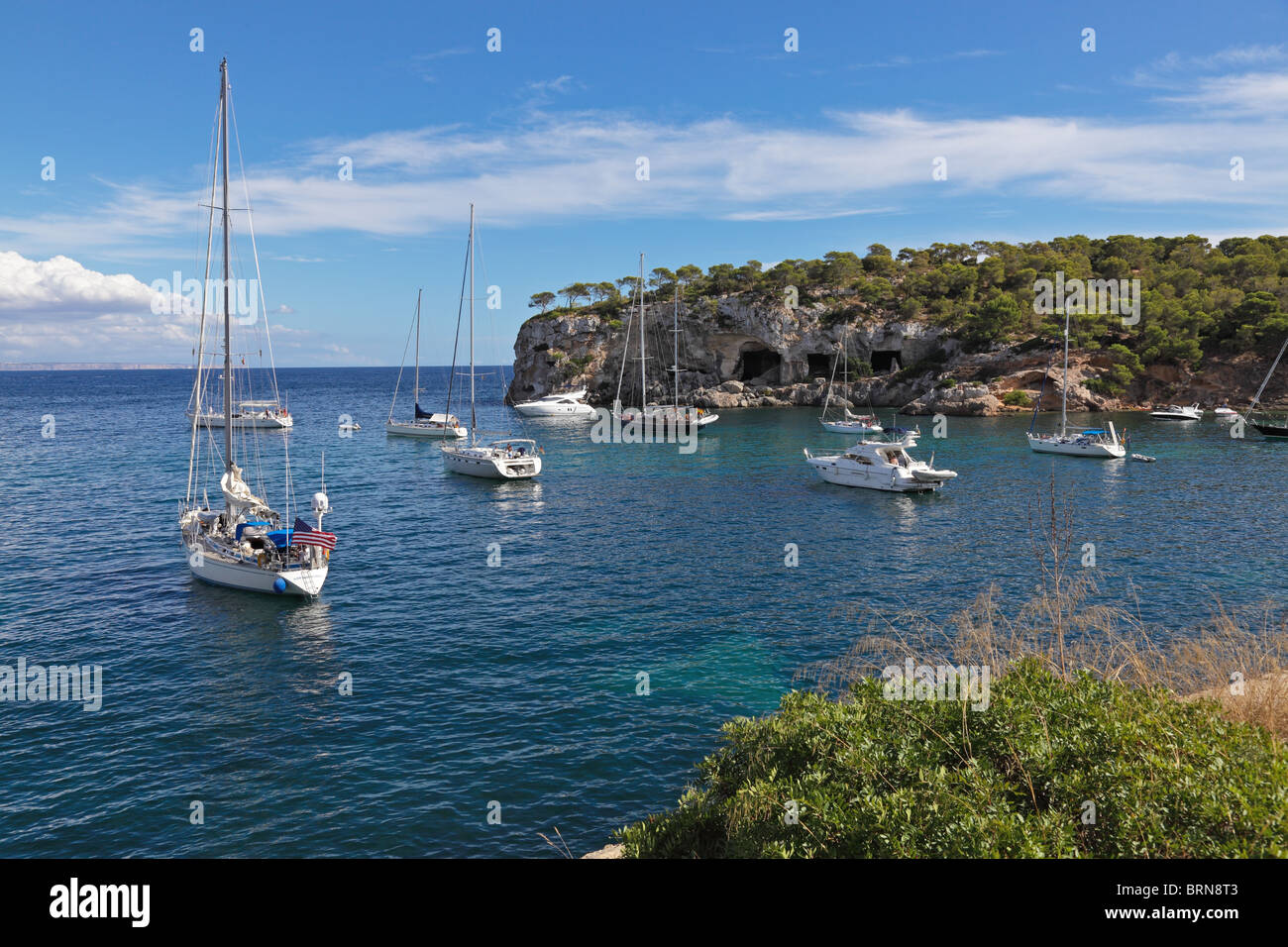 L'ESP Spagna Baleari Maiorca Portals Vells bay barca rock water sea cloud blu cielo idyl idilliaco ancoraggio ancoraggio sun estate Foto Stock