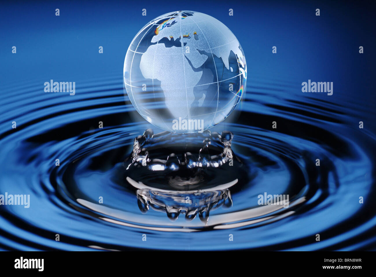 Un globo di vetro che emergono dalle acque Foto Stock