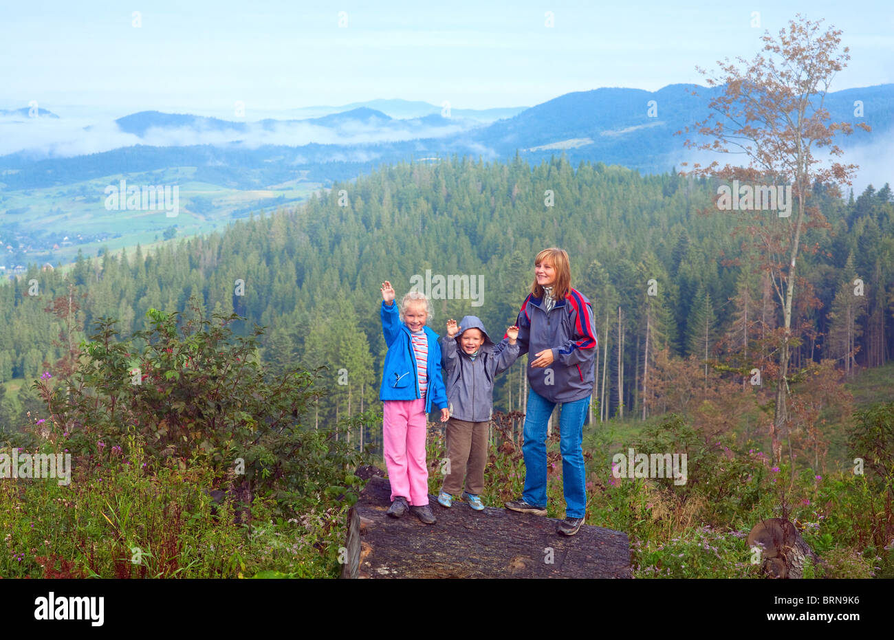 Famiglia su settembre montagna dei Carpazi hill e nuvoloso vista la mattina dietro Foto Stock
