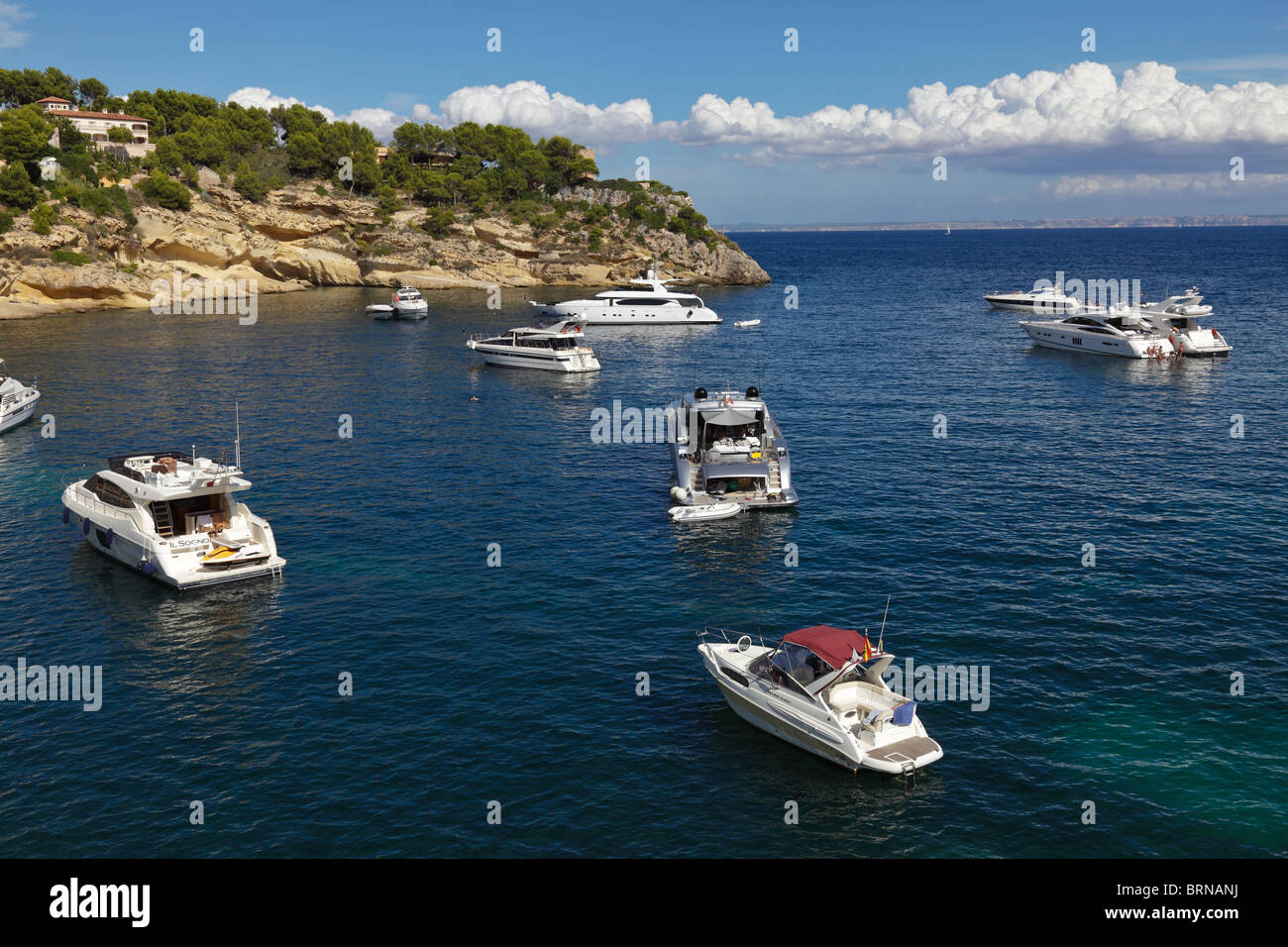 L'ESP Spagna Baleari Maiorca Portals Vells bay barca rock water sea cloud blu cielo idyl idilliaco ancoraggio ancoraggio sun estate Foto Stock