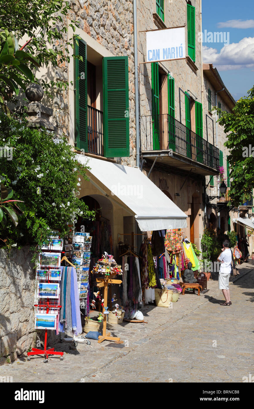 Spagna, Mallorca, Valdemossa, vicolo, dono e la postcard shop e un hotel dietro Foto Stock