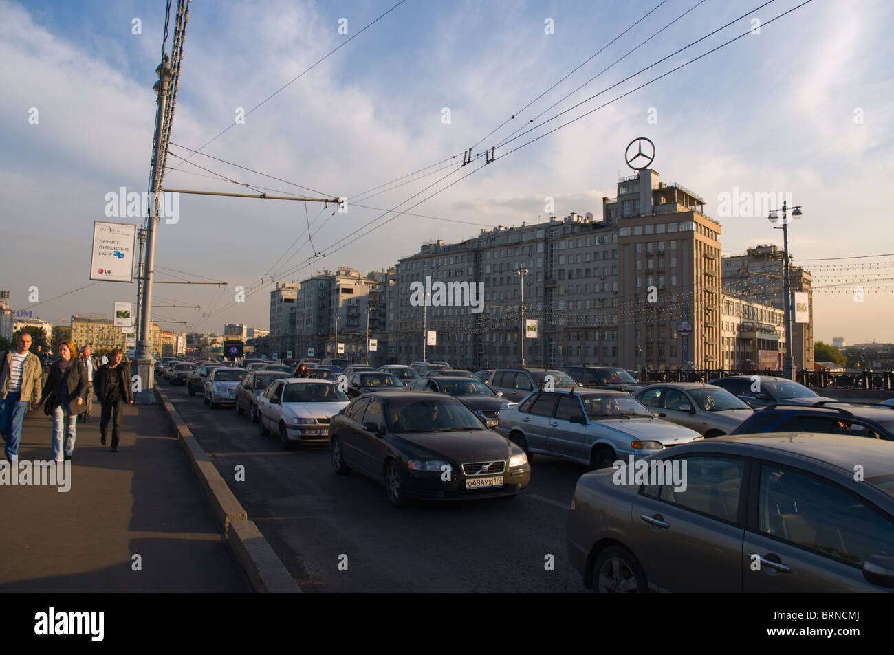 Il traffico su Bolshoy Kameni più bridge con casa sul terrapieno in background centrale di Mosca Russia Foto Stock