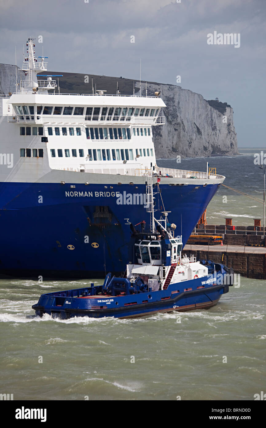Rimorchiatore tirando fuori ld righe cross channel ferry il ponte Normanno da Dover Harbour Inghilterra REGNO UNITO Foto Stock