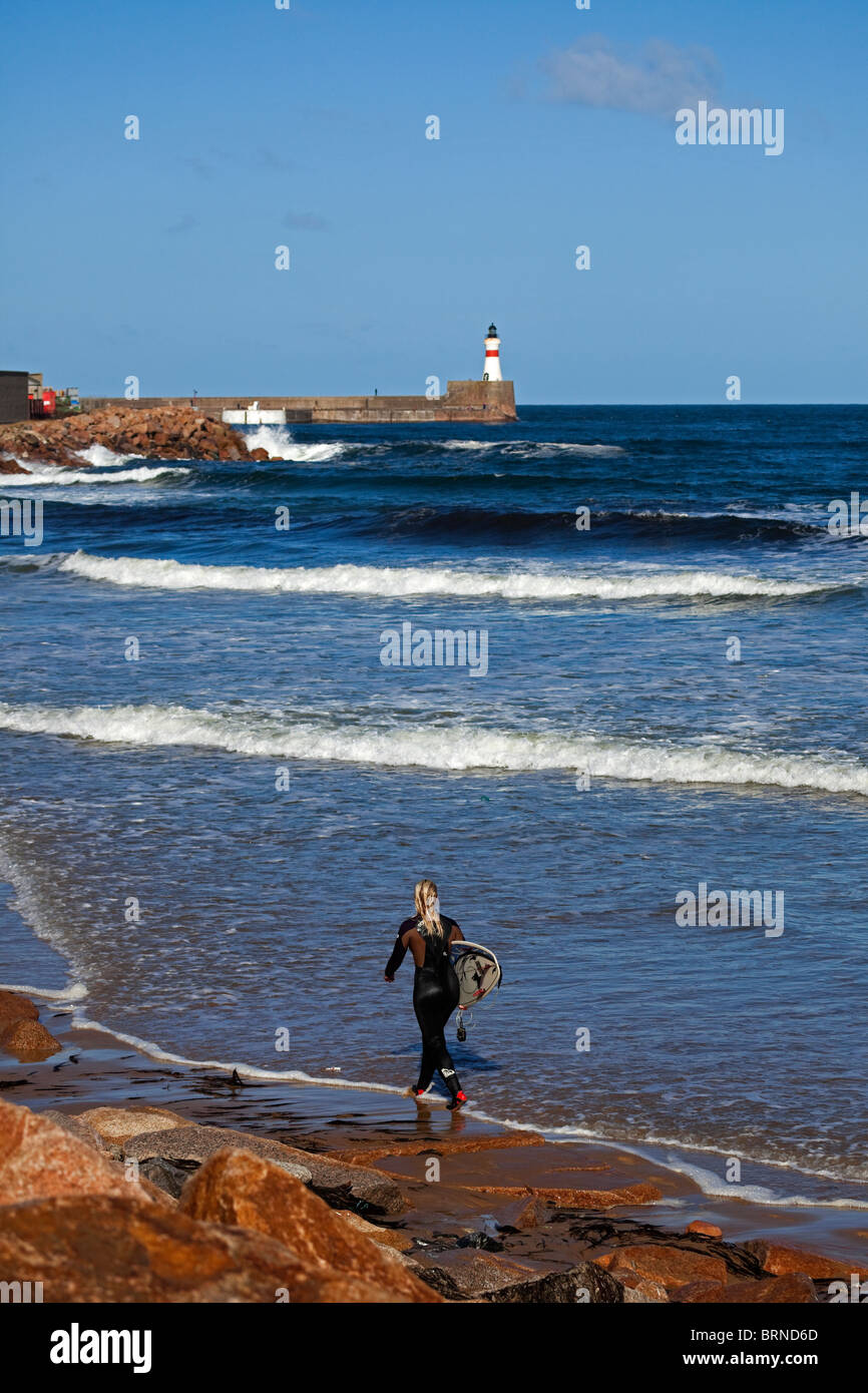 Surfista femmina Fraserburgh, Scotland, Regno Unito, Europa Foto Stock