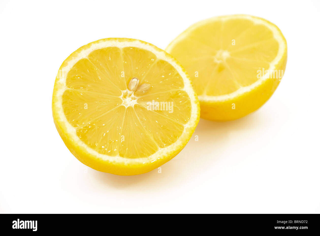 Due metà di limone su sfondo bianco Foto Stock