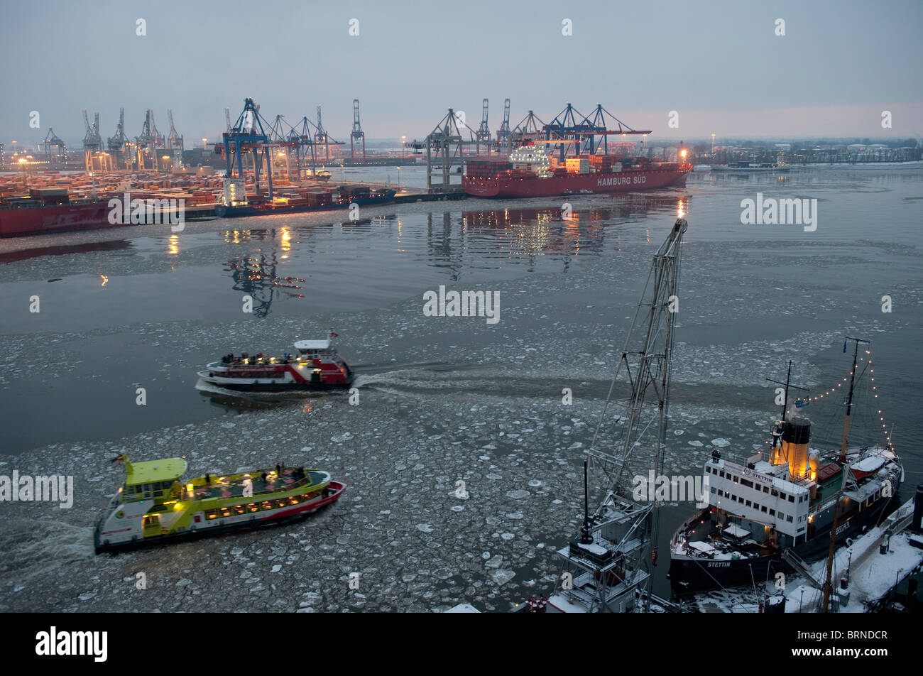 Europa Germania Amburgo, sul fiume Elba , HHLA container terminal Burchardkai e museo porto Oevelgoenne in inverno Foto Stock