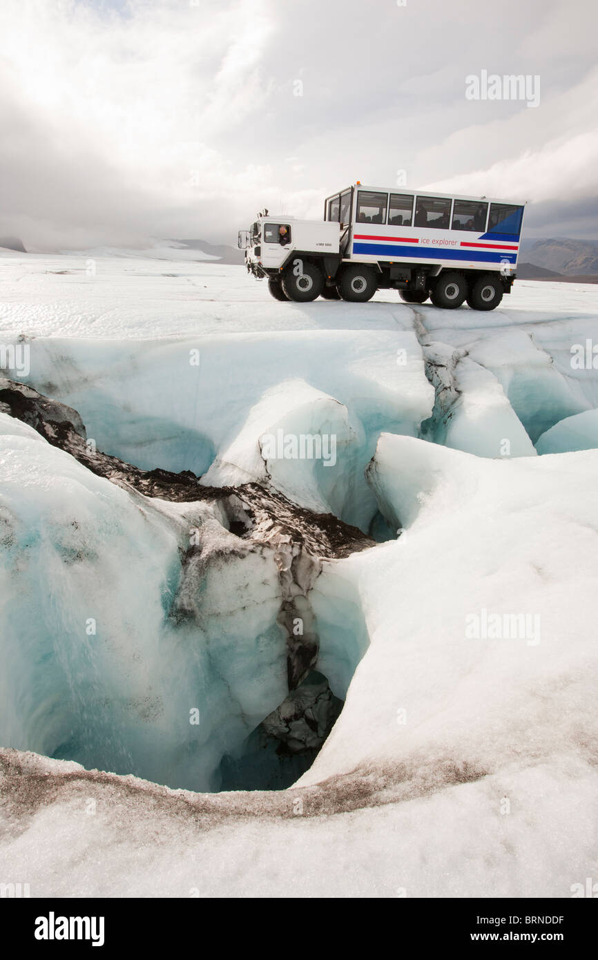 Una ventina di ton ice explorer carrello posseduto e gestito da Arngrimur Hermannsson Arni () accanto a un Moulin su Langjokull tappo di ghiaccio Foto Stock