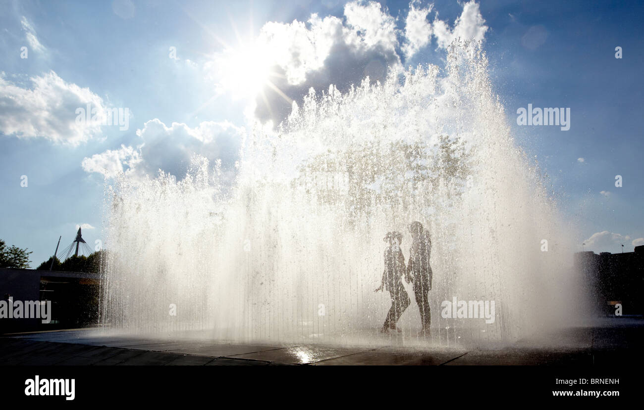 I giovani a giocare all'interno della camera che compaiono le fontane, la South Bank di Londra UK Europa Foto Stock