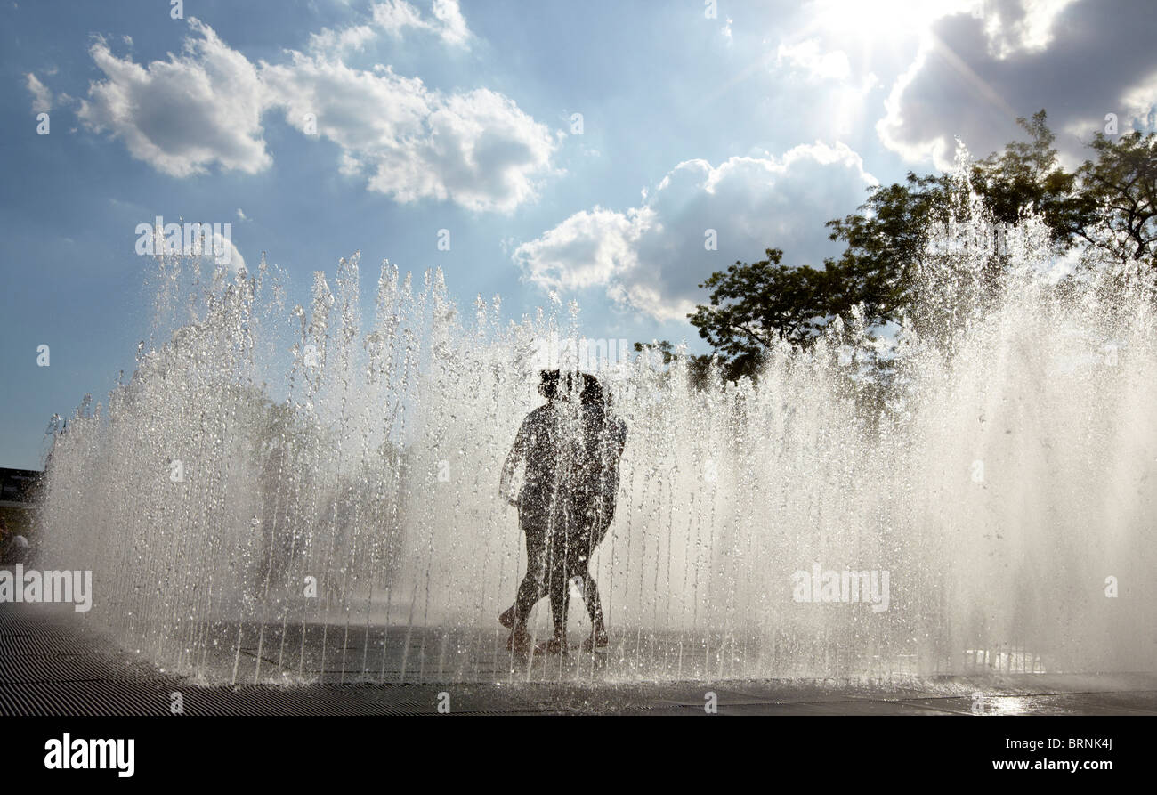 I giovani a giocare all'interno della camera che compaiono le fontane, la South Bank di Londra UK Europa Foto Stock