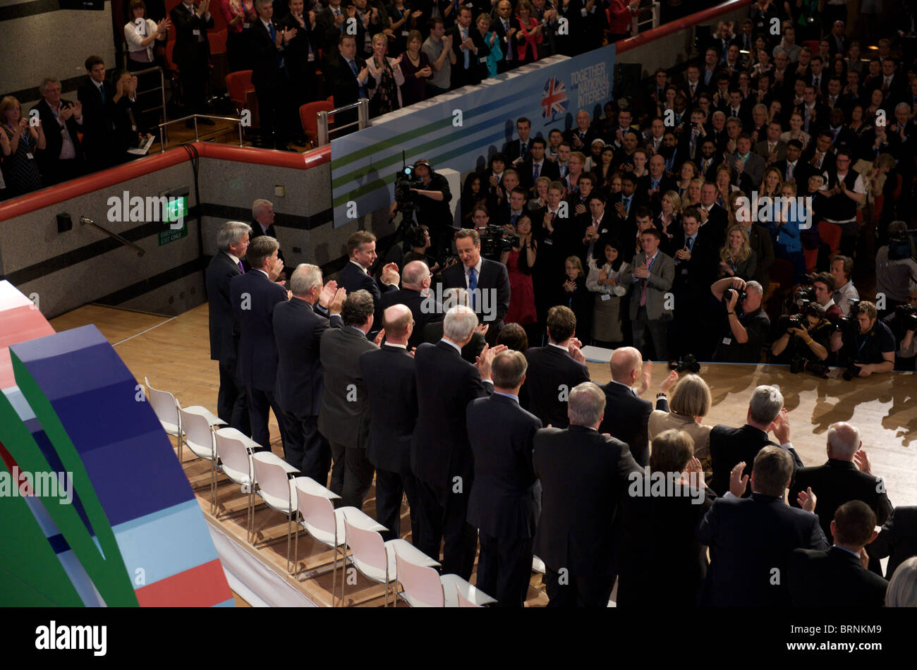 Il Primo Ministro David Cameron affronta i delegati al quarto giorno di conservatori festa annuale conferenza di Birmingham. Foto Stock