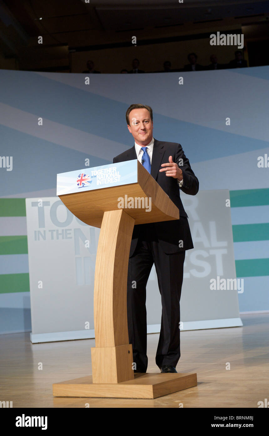 Il Primo Ministro David Cameron affronta i delegati sui conservatori conferenza di partito del 6 ottobre presso il CPI Birmingham, Regno Unito Foto Stock