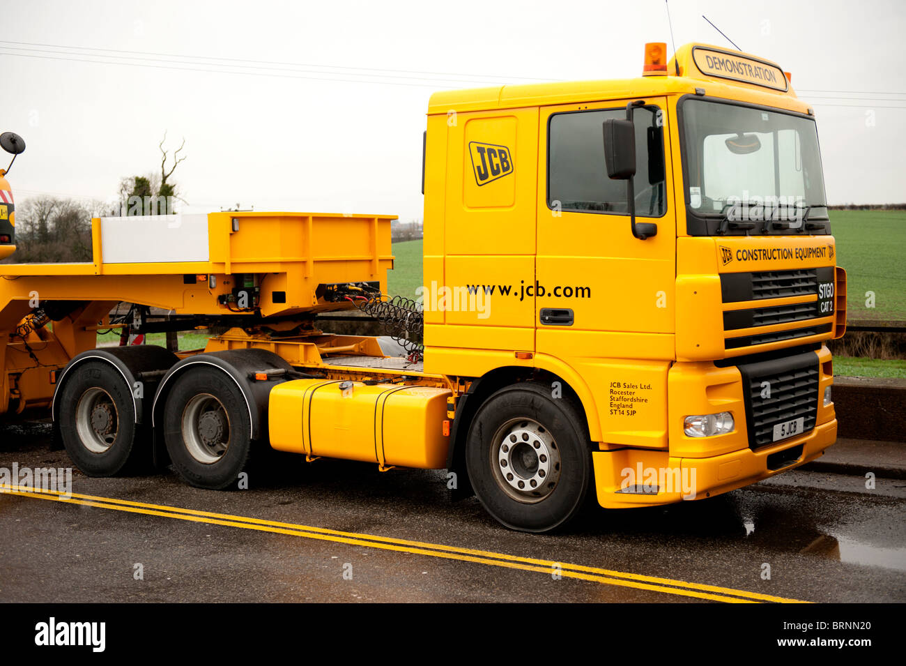 JCB dimostrazione di scavo HGV e rimorchio Foto Stock