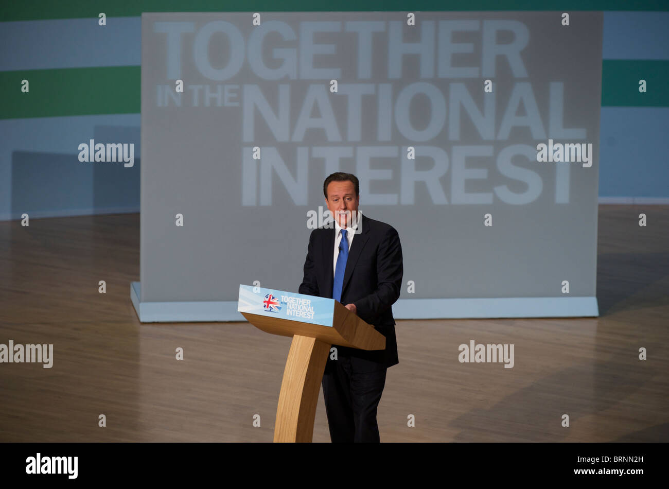 Il Primo Ministro David Cameron affronta i delegati sui conservatori conferenza di partito del 6 ottobre presso il CPI Birmingham, Regno Unito Foto Stock