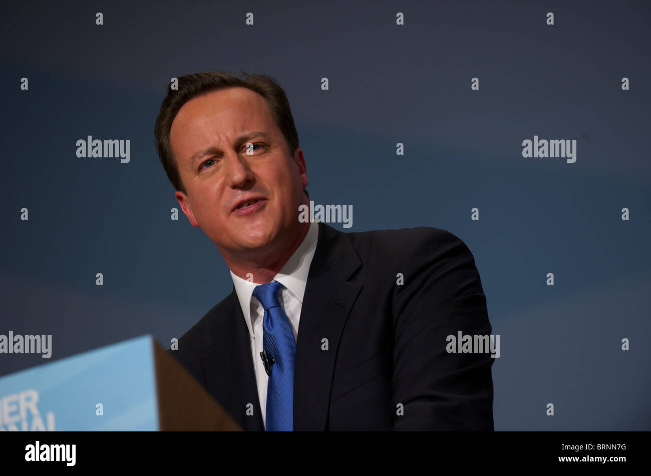 Il Primo Ministro David Cameron affronta i delegati al quarto giorno di conservatori conferenza di partito all'ICC Birmingham Foto Stock