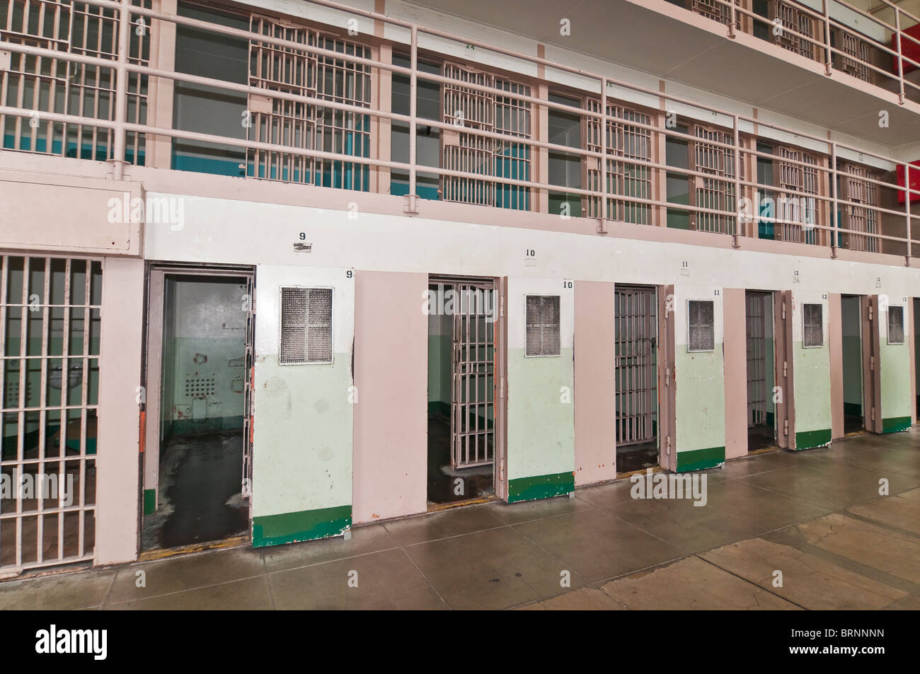 Consente di visualizzare in un blocco di cella in prigione, Isola di Alcatraz a San Francisco, California, Stati Uniti d'America Foto Stock