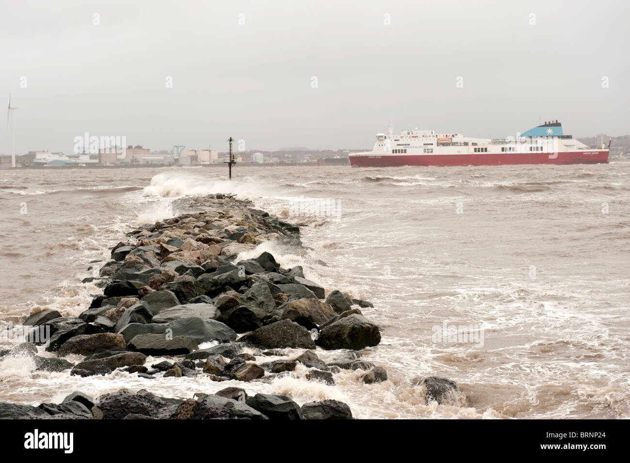 Nave e frangiflutti in tempesta fiume Mersey Liverpool Regno Unito Foto Stock