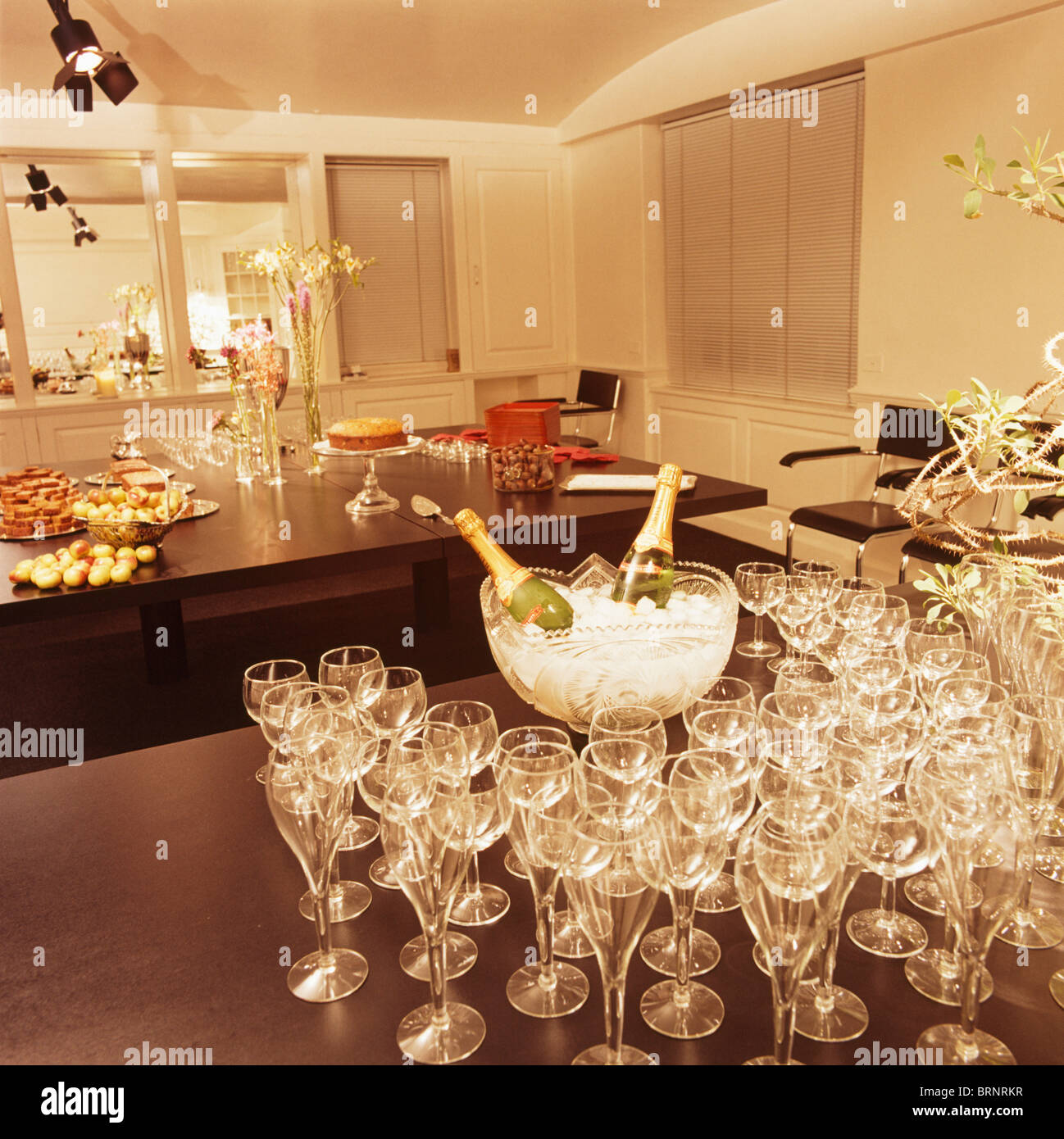 Vino e bicchieri di champagne nel secchiello ghiaccio sul tavolo nella sala  da pranzo prima di una festa Foto stock - Alamy
