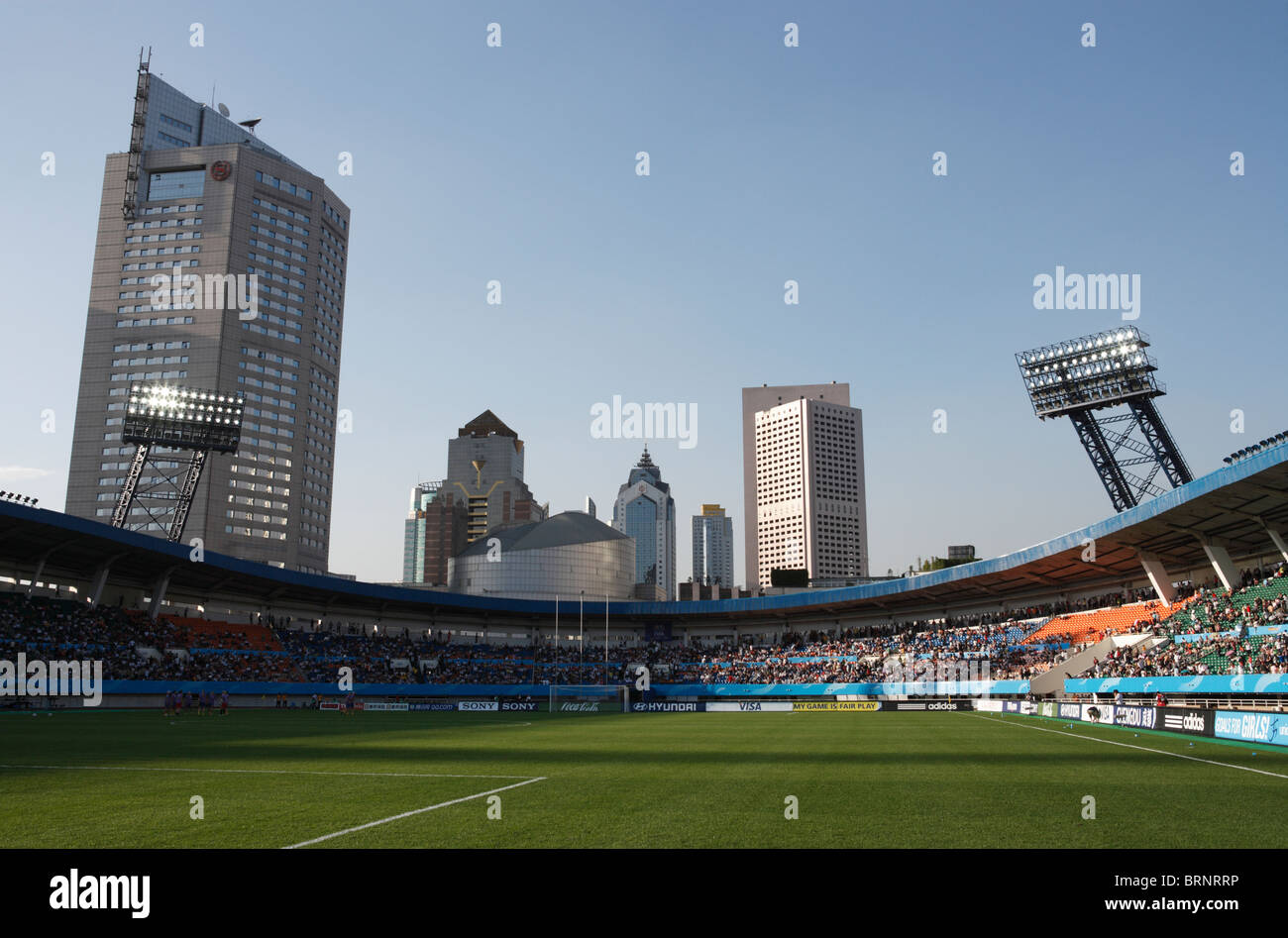 Il Chengdu Sports Center Stadium si è visto prima dell'inizio di una partita del gruppo B della Coppa del mondo femminile FIFA tra Stati Uniti e Svezia il 14 settembre 2007 a Chengdu, in Cina. Foto Stock