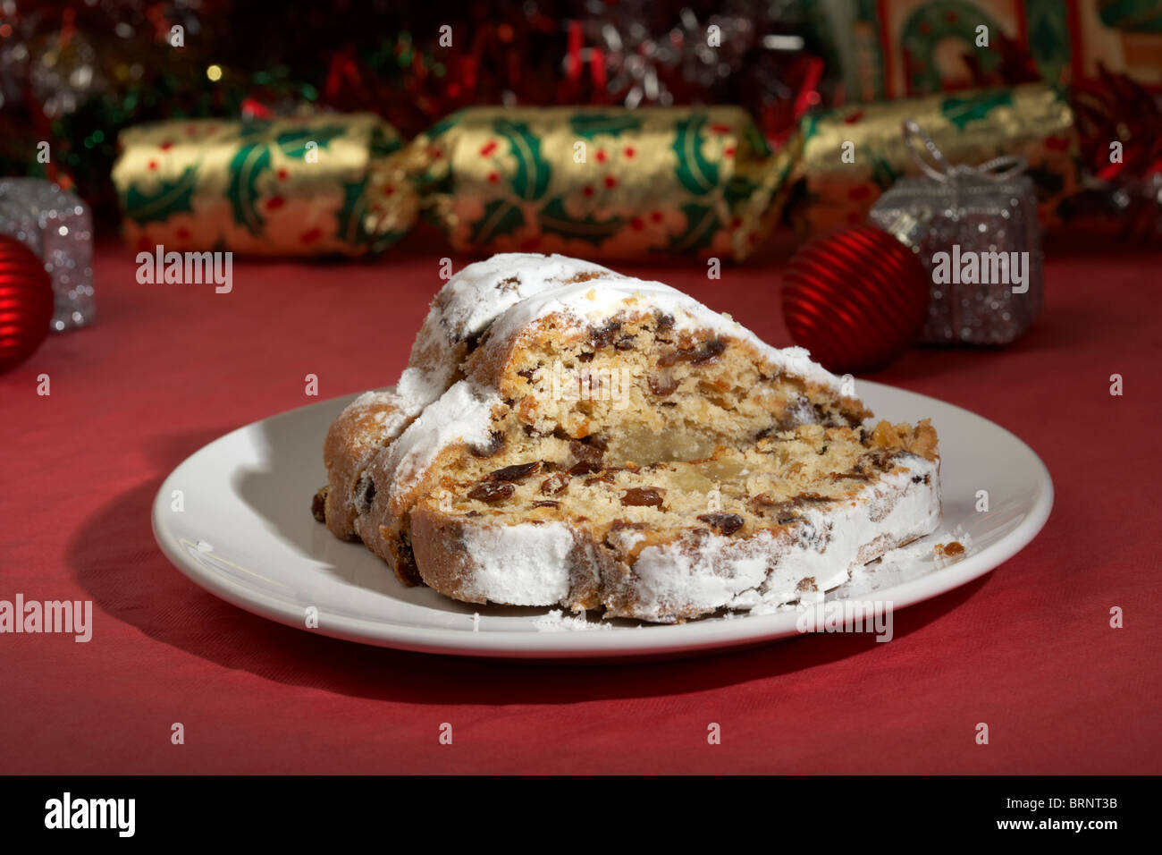 Fette di Natale lo Stollen torta lasciata fuori per santa Foto Stock