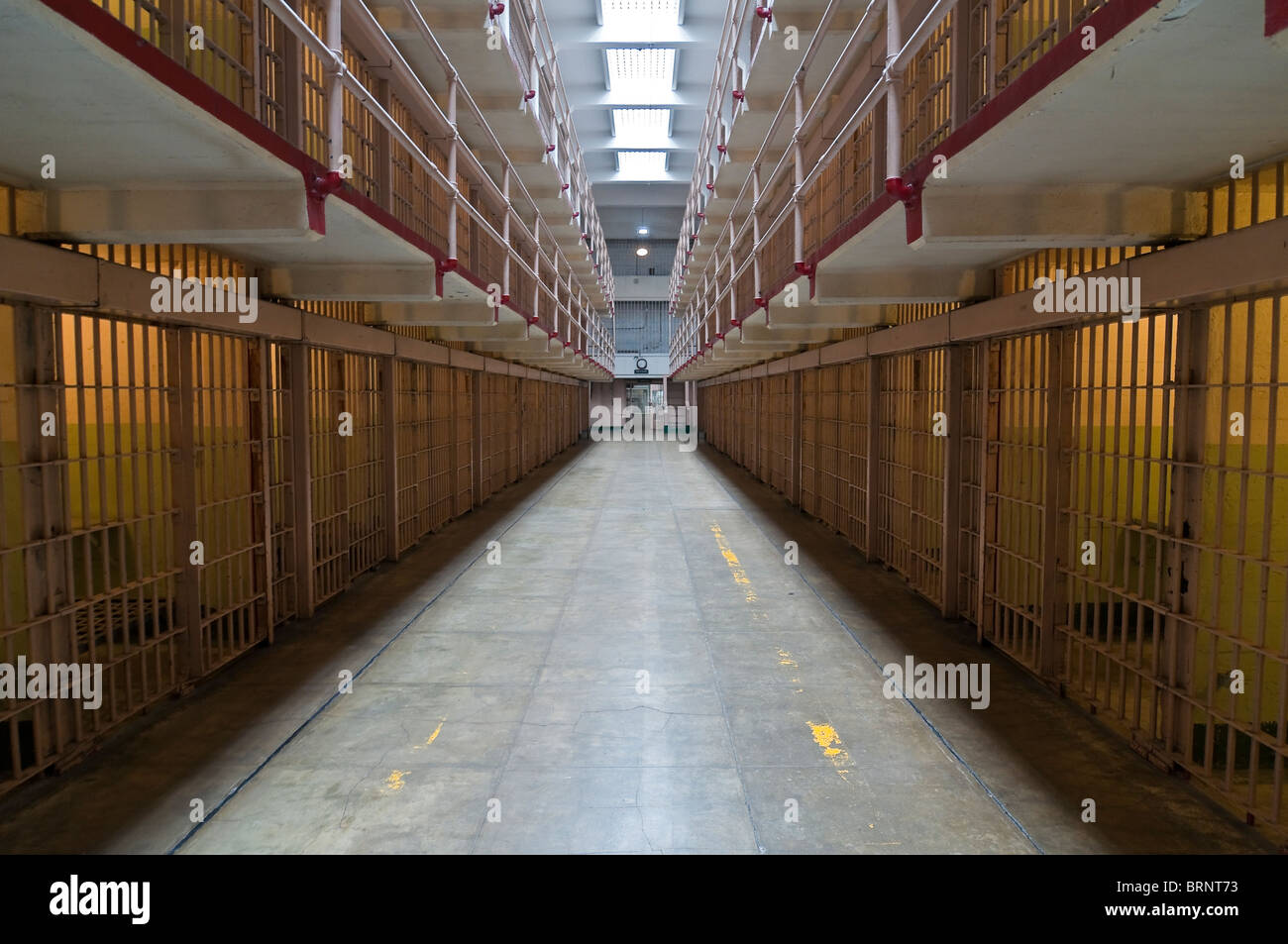 Consente di visualizzare in un blocco di cella in prigione, Isola di Alcatraz a San Francisco, California, Stati Uniti d'America Foto Stock