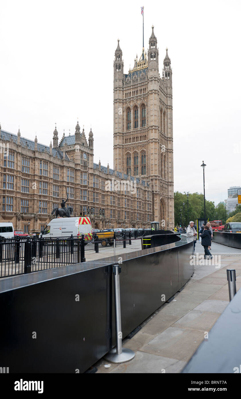 Barriera di sicurezza al di fuori della sede del parlamento di Londra Foto Stock
