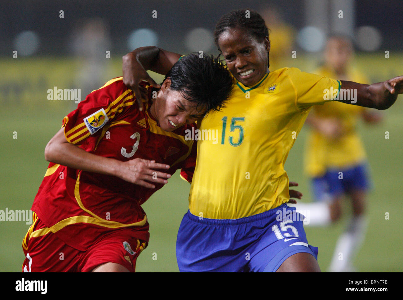 Li Jie della Cina (3) e Katia del Brasile (15) battaglia durante un 2007 Coppa del Mondo Donne partita di calcio. Foto Stock