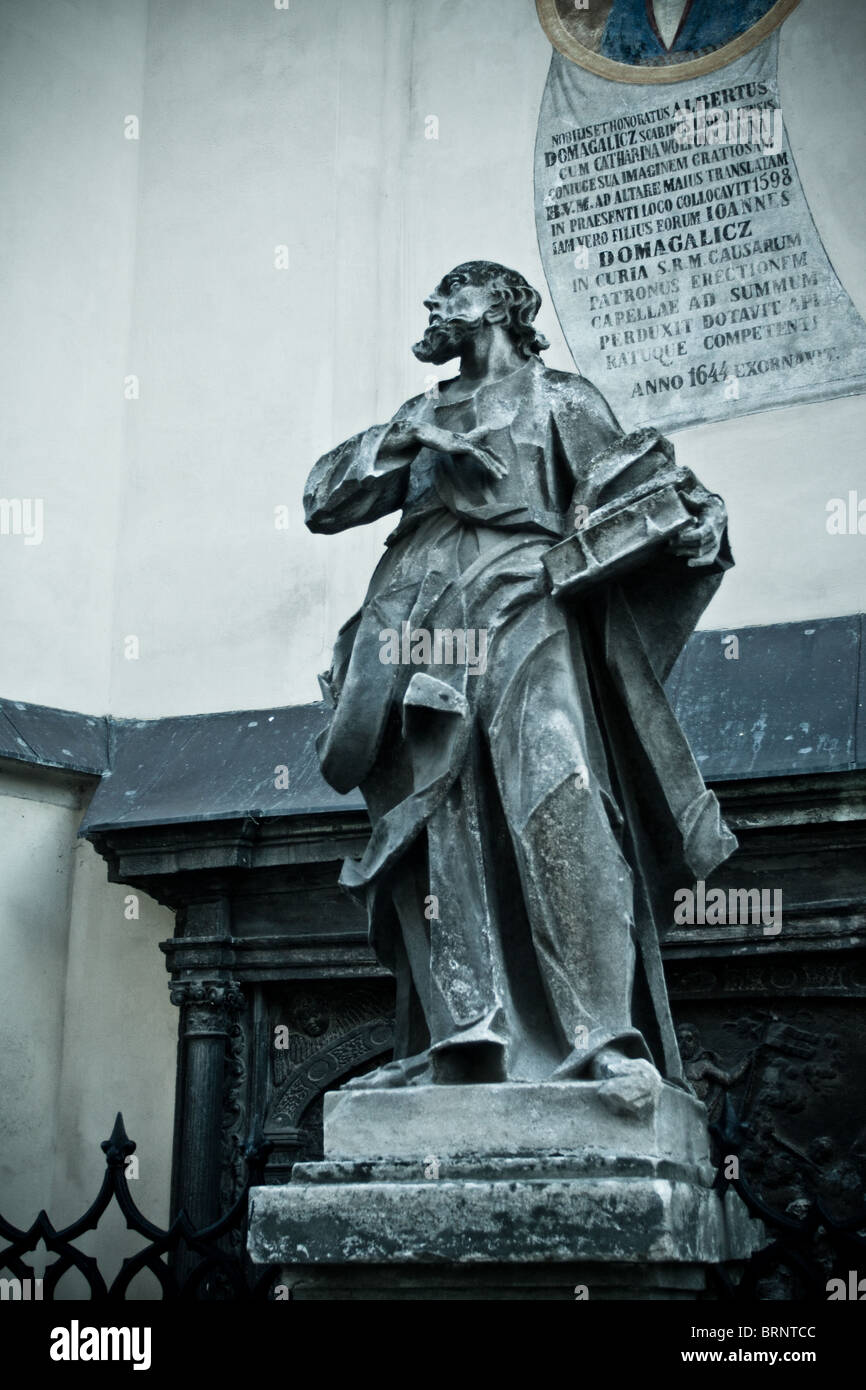 Statua con libro vicino Cattedrale latina, Lviv, Ucraina Foto Stock