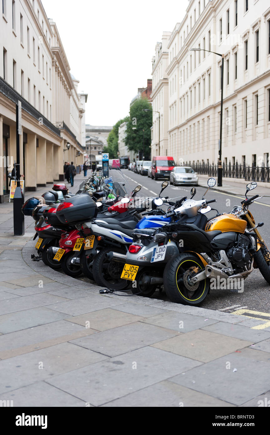Moto parcheggiata in William IV Street, Off The Strand, Londra. Foto Stock
