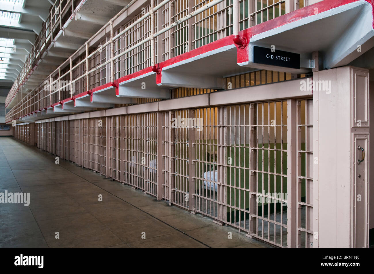 Consente di visualizzare in un blocco di cella in prigione, Isola di Alcatraz a San Francisco, California, Stati Uniti d'America Foto Stock