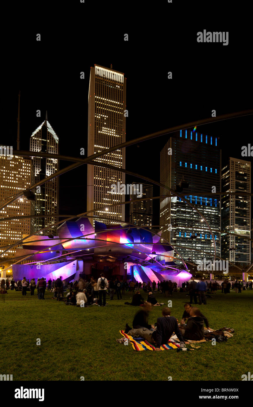 Pubblico e sullo skyline al concerto di musica classica, Pritzker Pavilion e grande prato, il Millennium Park di Chicago, Illinois, Stati Uniti d'America Foto Stock