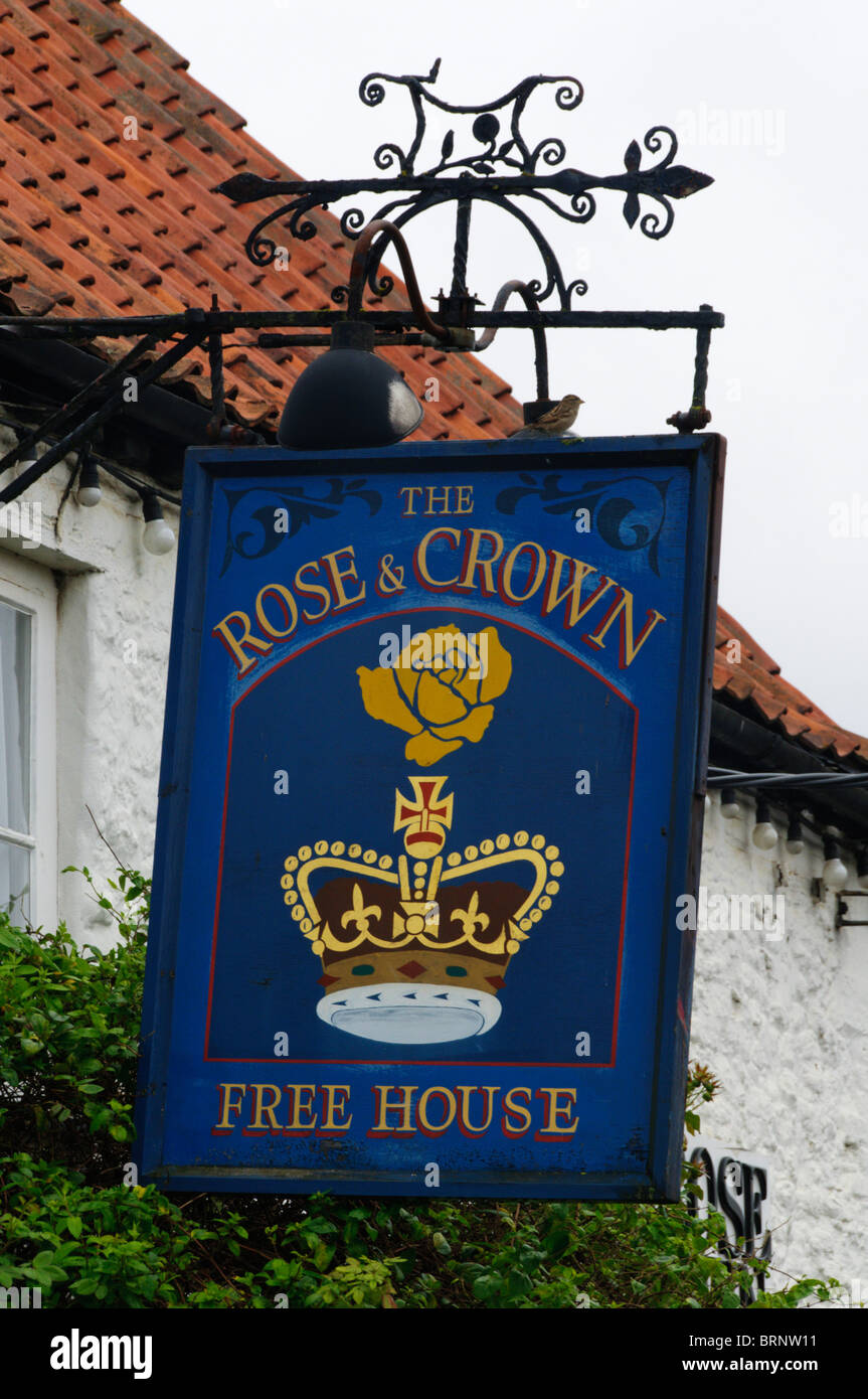 Il segno sul Rose & Crown pub nel villaggio di Snettisham, Norfolk, Inghilterra Foto Stock