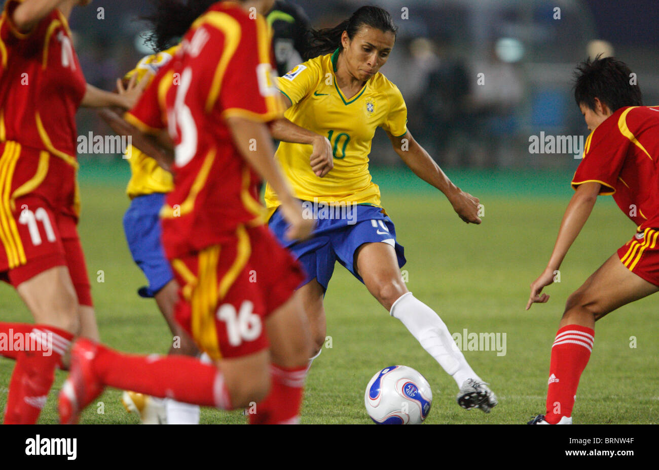 Marta del Brasile (10) controlla la sfera durante un 2007 Coppa del Mondo Donne partita di calcio contro la Cina. Foto Stock