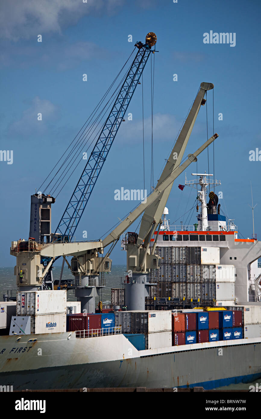 Nave container con gru Dover England Regno Unito Foto Stock