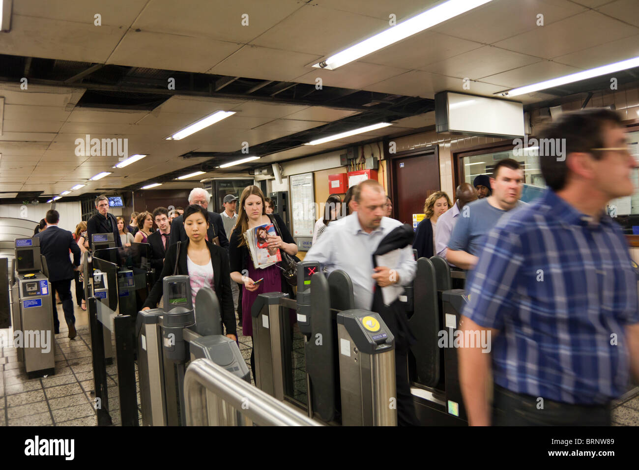 Affollato di uscita del tubo di gate, stazione di Vauxhall,London Underground di Londra, Inghilterra Foto Stock